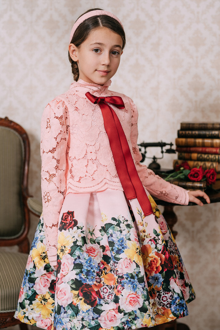 Rosa Kleid mit luxuriöser Spitze und Blumen
