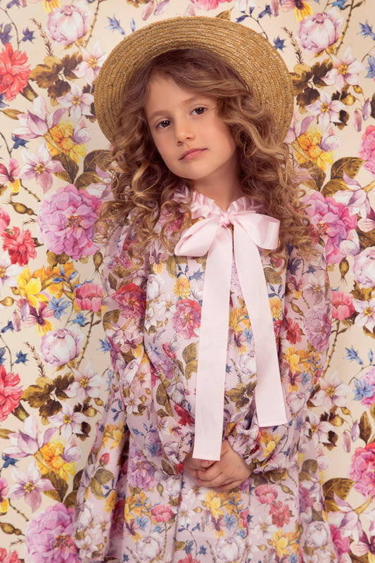 Lila Chiffonkleid mit Blumendruck und rosa Schleife